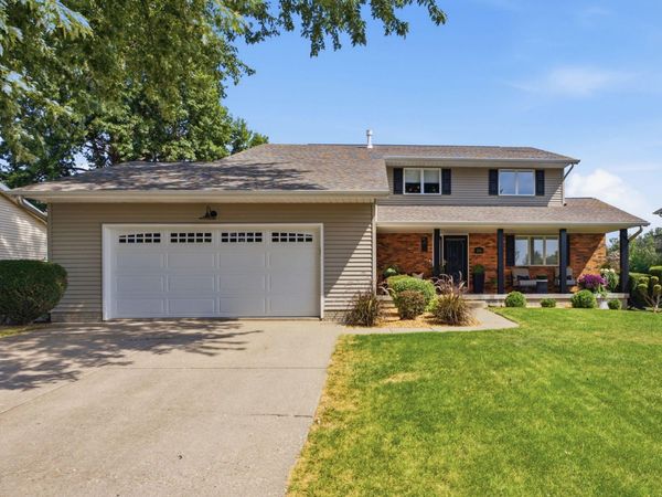 2211 5TH AVE, Muscatine, IA 52761