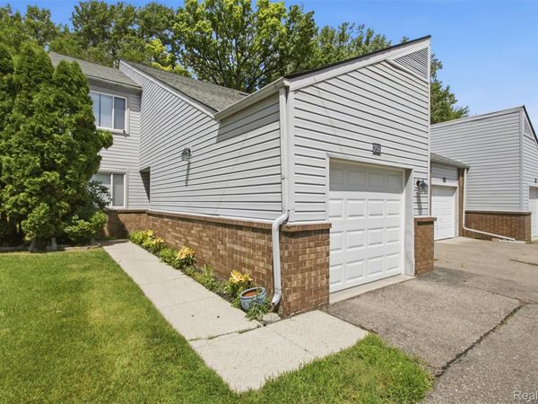 735 Claire Pointe Circle , St Clair Shores, Mi 48081