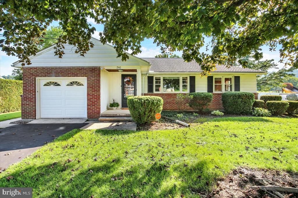 240 WALTERS AVENUE , WERNERSVILLE, PA 19565