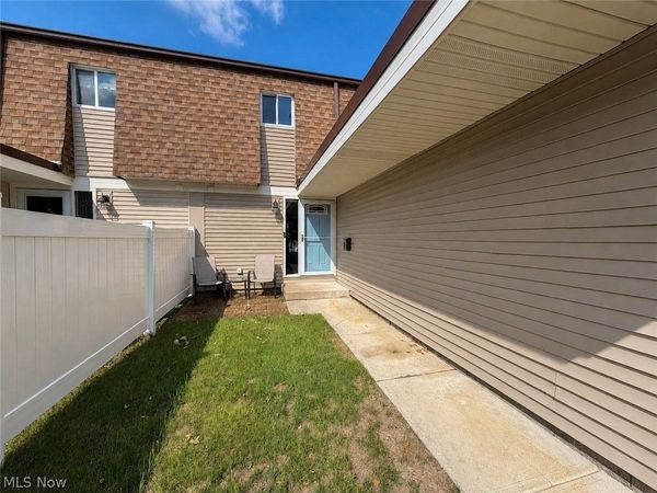 9274 Willow Lane , Olmsted Falls, OH 44138
