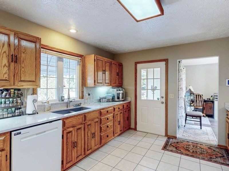 1067 Mohawk Trail SW, Hartville, OH 44632 Photo 13