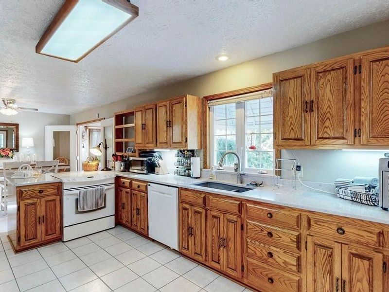 1067 Mohawk Trail SW, Hartville, OH 44632 Photo 15