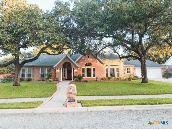 303 Woodlands Lane , Victoria, TX 77904