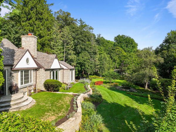 466 N Lower Gardens Rd, Fontana, WI 53125