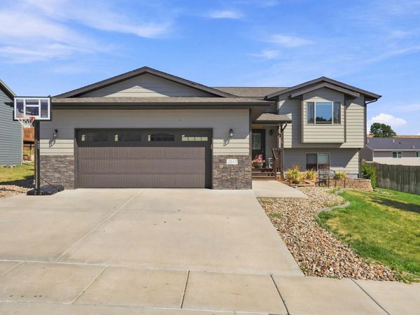 2611 MEADOWS DR, Sturgis, SD 57785