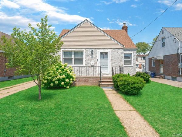 35 79th Avenue, New Hyde Park, NY 11040