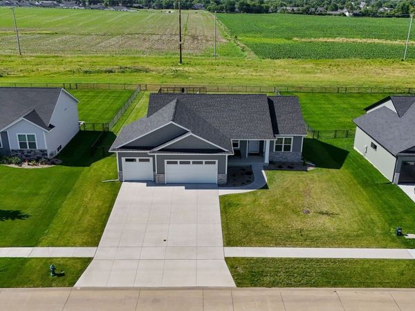 425 Dutch Drive, Robins, IA 52328