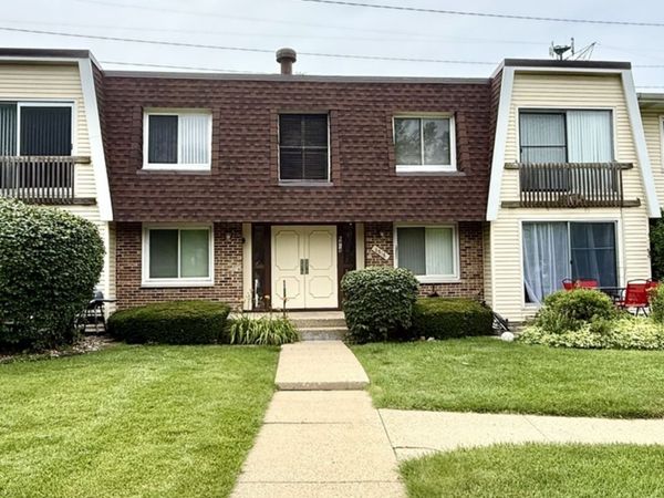 6818 ROBERTS Drive , Unit 7, Woodridge, IL 60517
