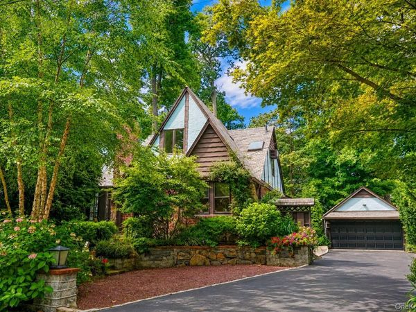 3 Crestwood Place , Great Neck, NY 11024