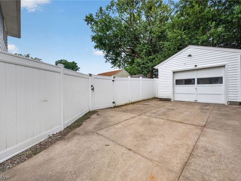 309 E Baird Avenue, Barberton, OH 44203 Photo 4
