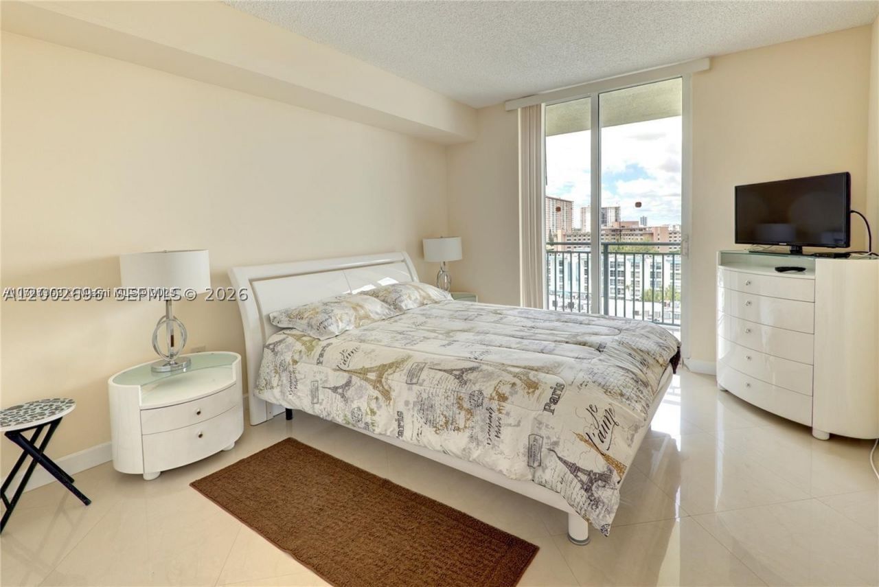 17555 Atlantic , Unit 902, Sunny Isles Beach, FL 33160 Photo