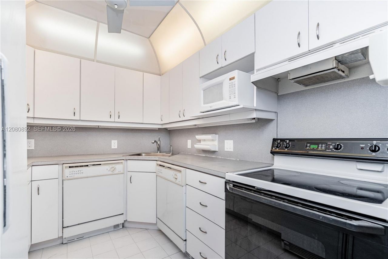 3625 N Country Club Dr , Unit 901, Aventura, FL 33180 Photo