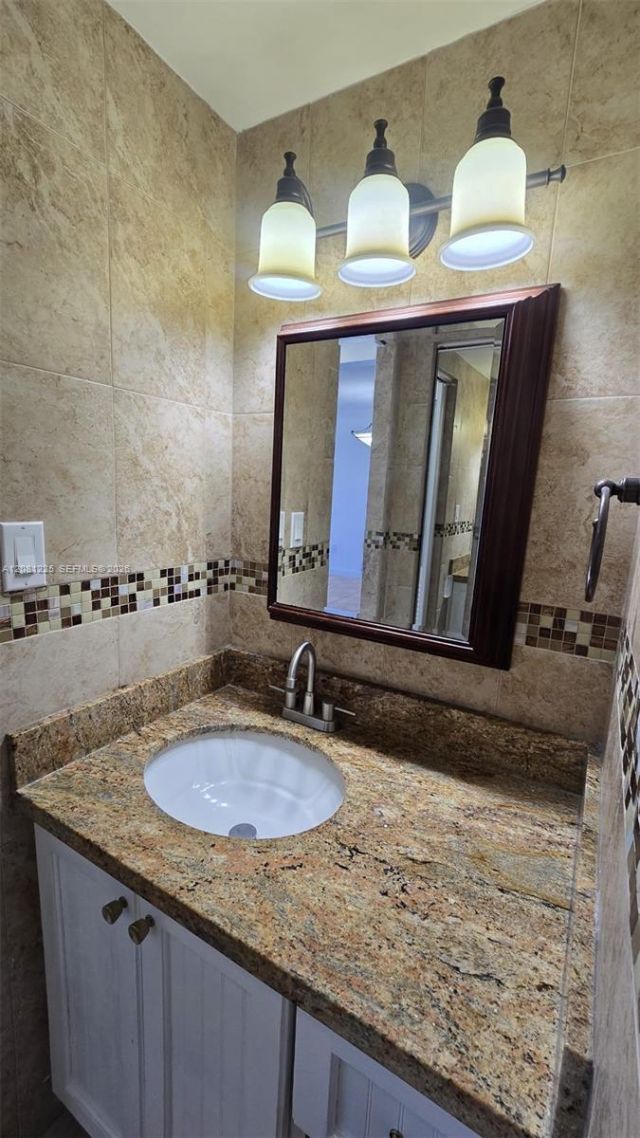 2899 Collins Ave, Unit 1005, Miami Beach, FL 33140 Photo