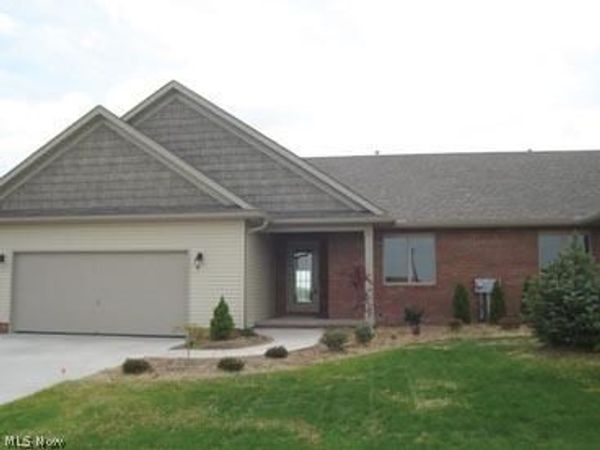 1154 Pine Bluff Drive NE, New Philadelphia, OH 44663