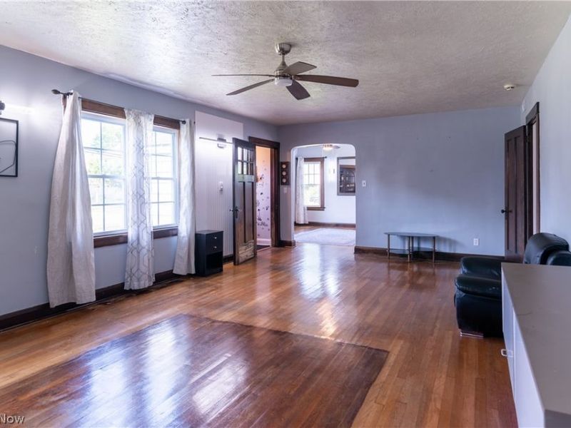 423 Bradley Lane, Youngstown, OH 44504 Photo 3