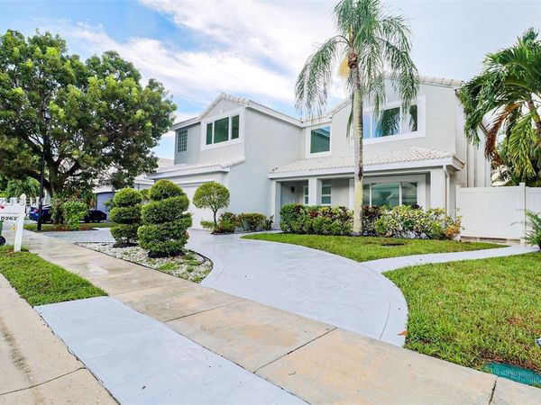 10262 SW 9th Ln , Pembroke Pines, FL 33025