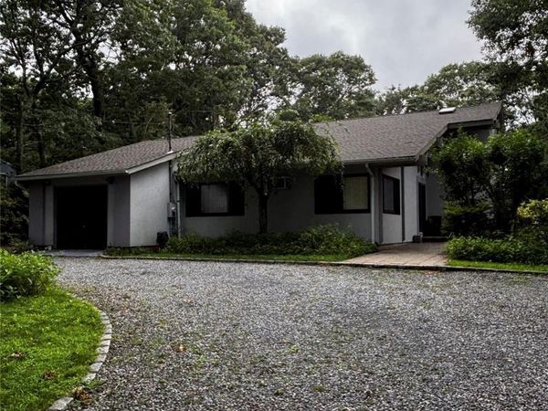 17 Columbine S, Hampton Bays, NY 11946