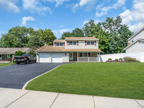 19 Opal Court , Hauppauge, NY 11788