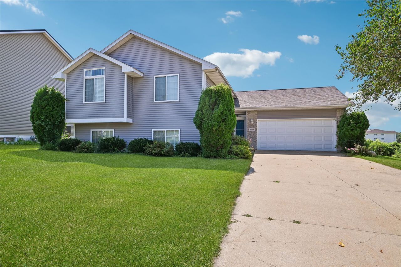 1229 English Lane Ne, Cedar Rapids, IA 52402 Main Photo