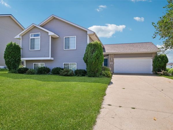 1229 English Lane NE, Cedar Rapids, IA 52402