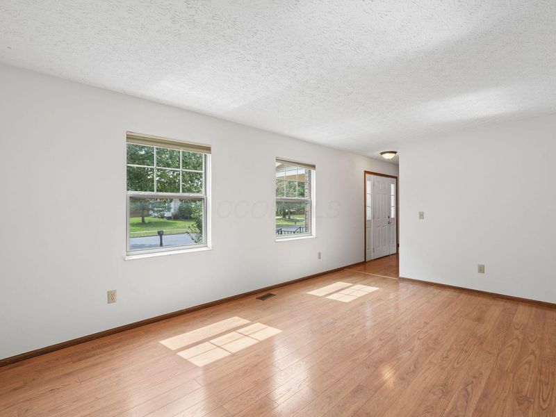 5714 Whispering Oak Boulevard, Hilliard, OH 43026 Photo 8