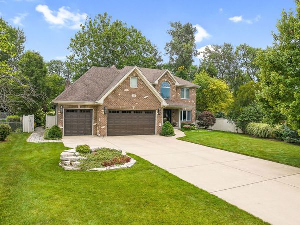 331 Brookside Circle , Wheaton, IL 60187