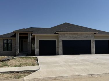 5819 N 214th Avenue Circle, Elkhorn, NE 68022