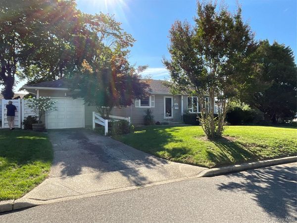 28 Pleasant Avenue , Farmingdale, NY 11735