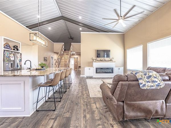 487 County Road 301, Shiner, TX 77984