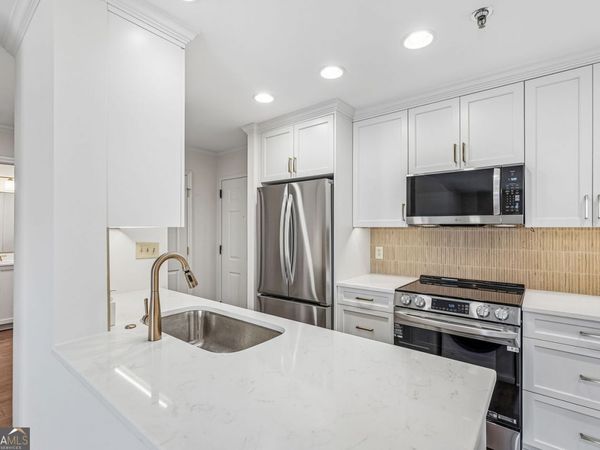 300 Johnson Ferry Rd, Road NE, Unit B-601, Sandy Springs, GA 30328