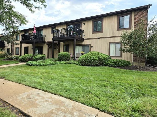 1099 Prescott Drive, Unit 2D, Roselle, IL 60172