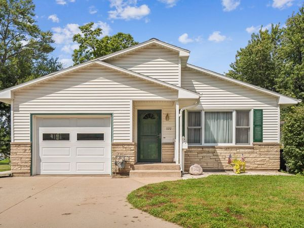 1132 Briarcliff Lane , Clinton, IA 52732