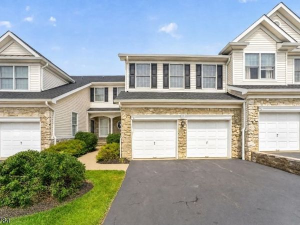 7 Pinehurst Cir, Clinton, NJ 08801