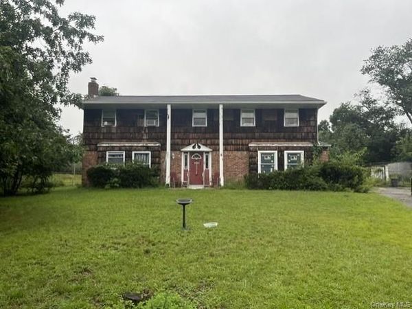 5 Selvia Court , Coram, NY 11727