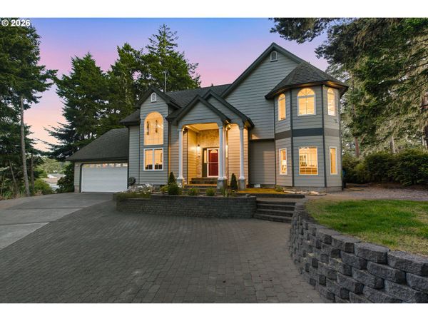 930 LAKE CT, Coos Bay, OR 97420