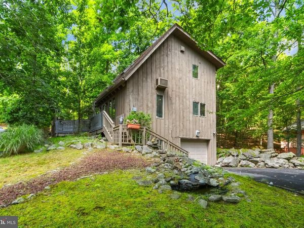 424 SAUNDERS DRIVE , BUSHKILL, PA 18324