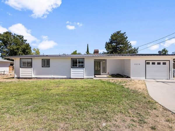 1070 N Ross Lane N, Medford, OR 97501