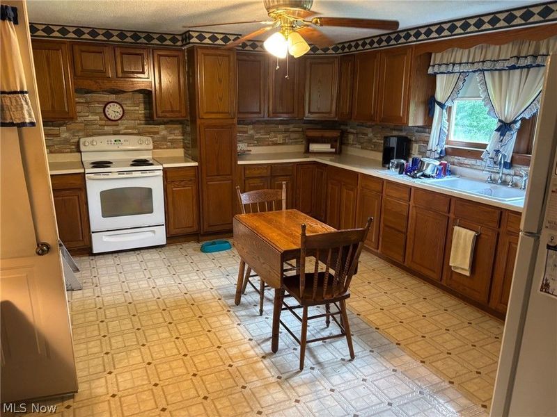 21815 Courtney Road, Alliance, OH 44601 Photo 6
