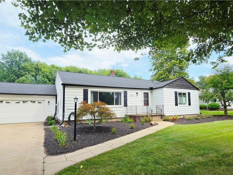7907 Baumhart Road, Amherst, OH 44001 Photo 2