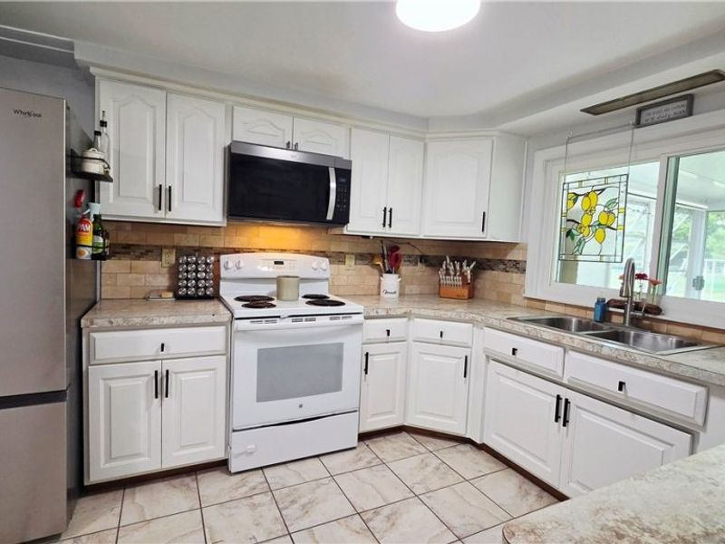 7907 Baumhart Road, Amherst, OH 44001 Photo 5