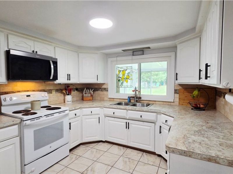 7907 Baumhart Road, Amherst, OH 44001 Photo 6