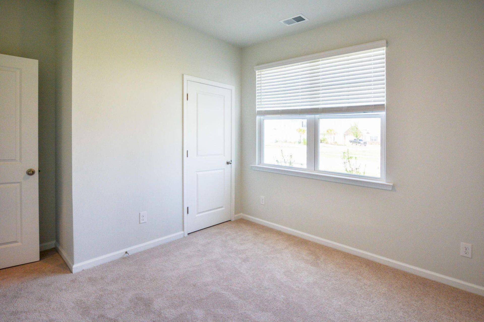 411 Zenith Boulevard Photo 11