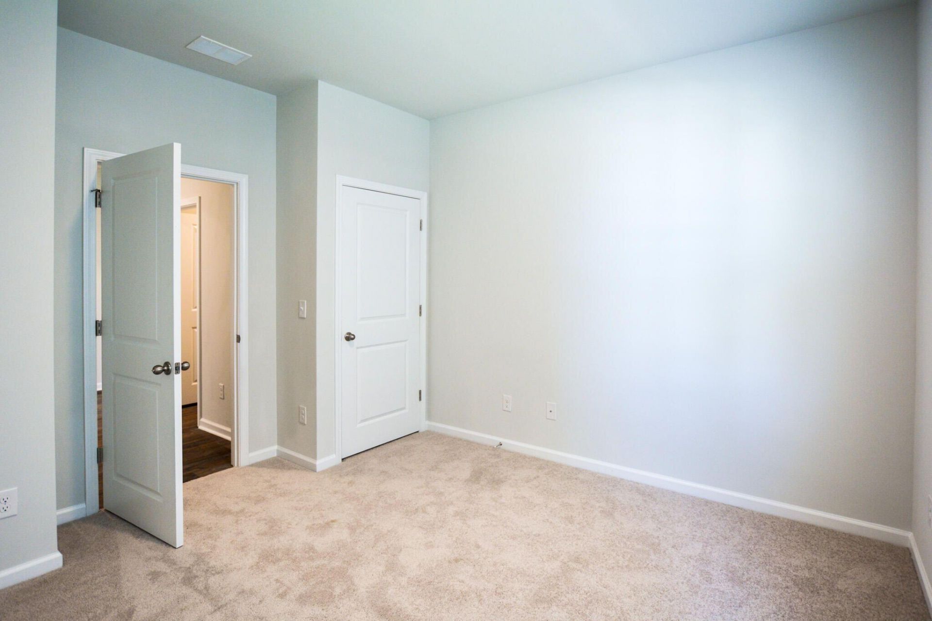 411 Zenith Boulevard Photo 14