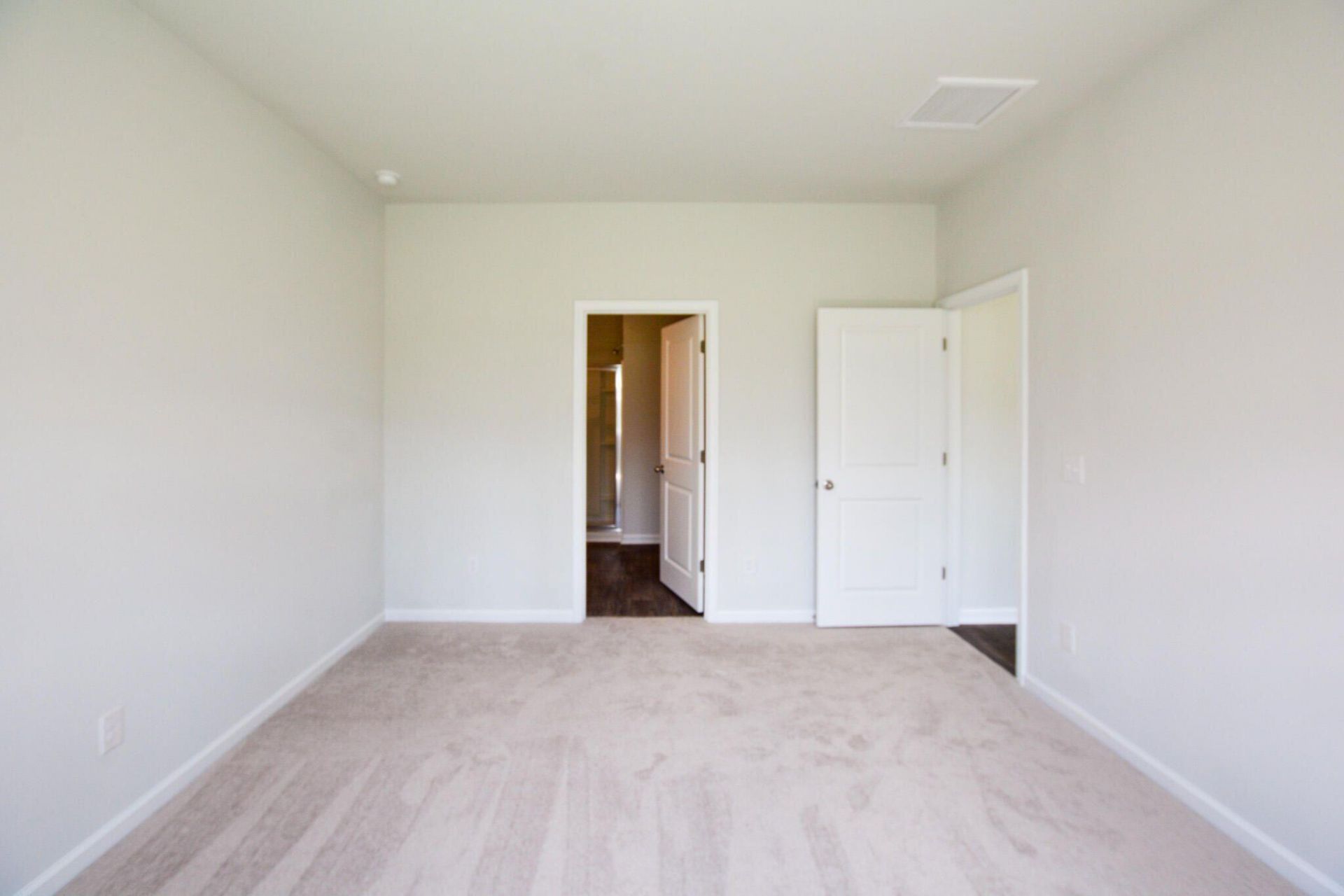 411 Zenith Boulevard Photo 16