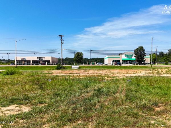 S Craft Street, Holly Springs, MS 38635