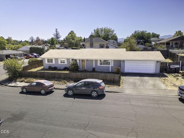 2552 Brookside Drive, Medford, OR 97504