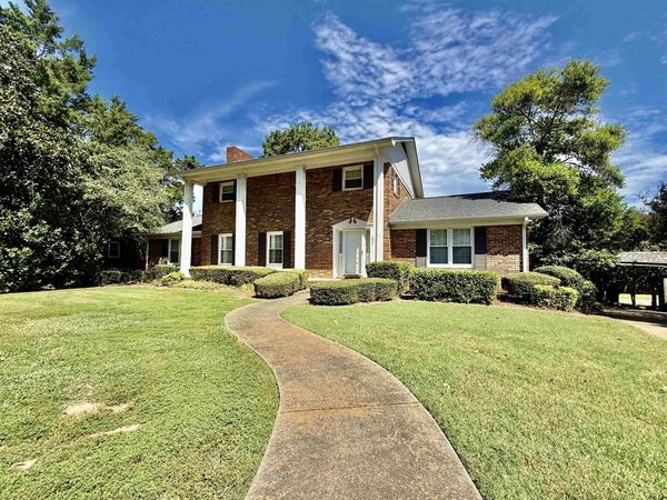 138 Cedarcrest Dr, Florence, AL 35630