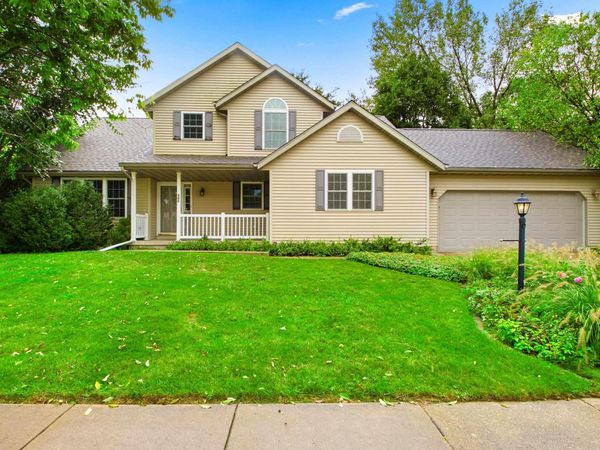 305 LEXINGTON Drive, Washington, IL 61571