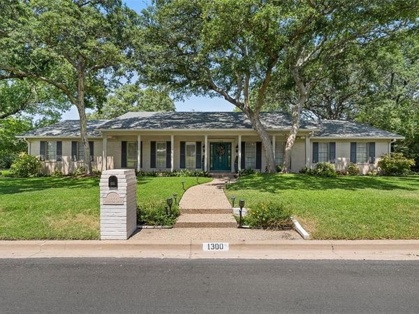 1300 Circlewood Drive, Woodway, TX 76712