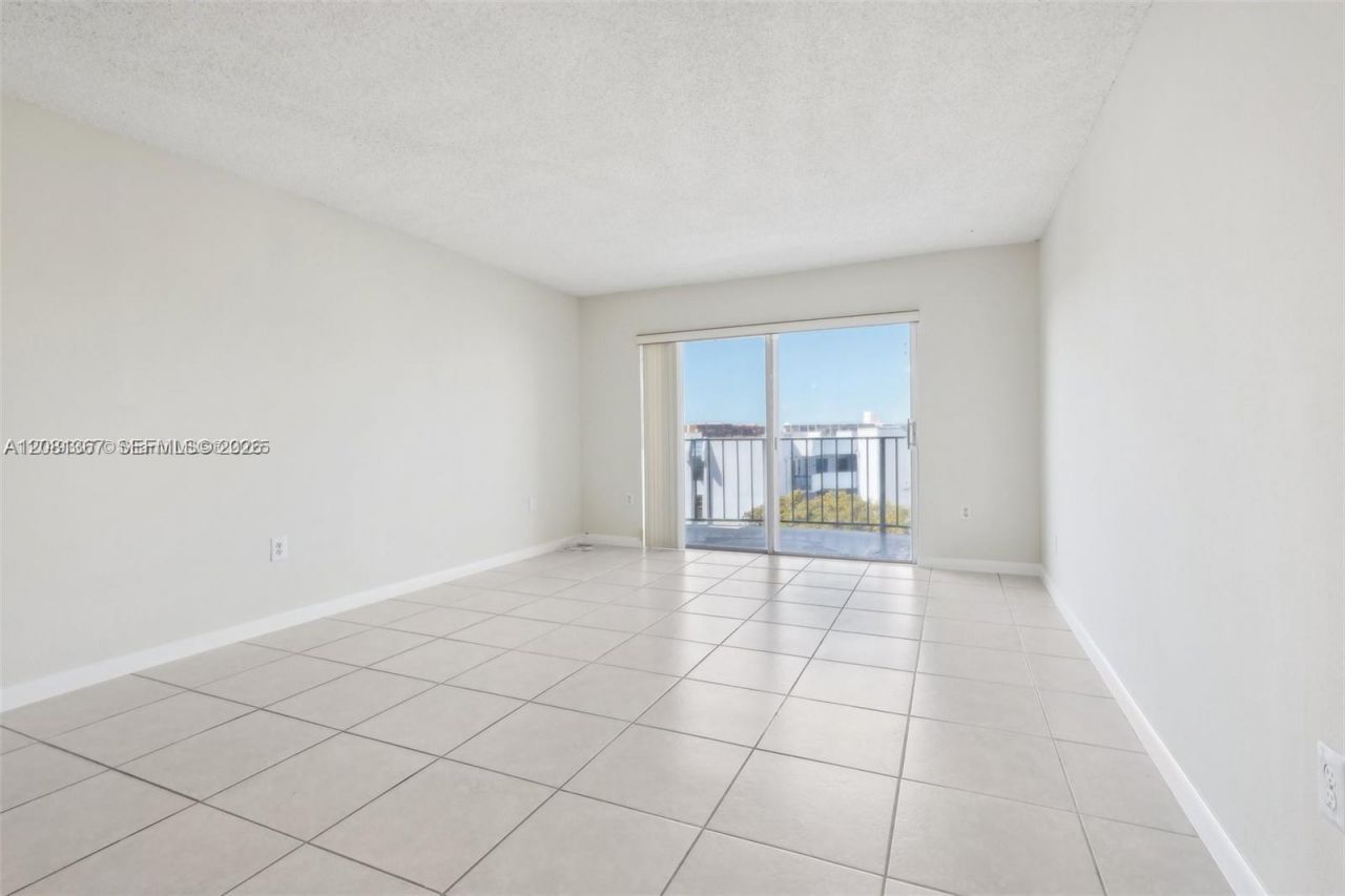 9360 Fontainebleau Blvd, Unit 612, Miami, FL 33172 Photo